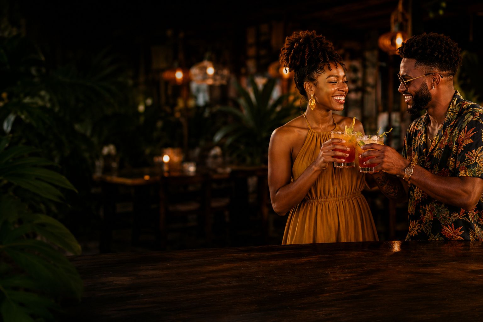Una pareja sonriente brinda con cocteles tropicales dentro de Jamaiquita